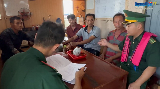 Quảng Ngãi: Tàu hàng đâm chìm tàu cá, 3 ngư dân may mắn thoát nạn ảnh 1