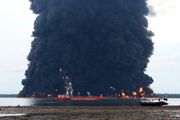 Indonesia: Cháy tàu chở hàng, 4 người thiệt mạng và mất tích ảnh 1