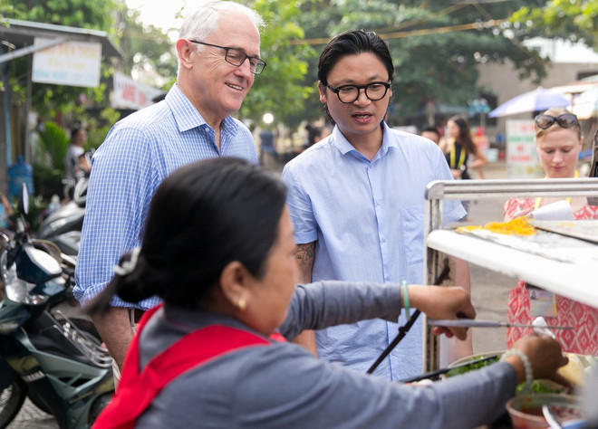 [Photo] Thủ tướng Australia thưởng thức bánh mỳ ở Đà Nẵng ảnh 3