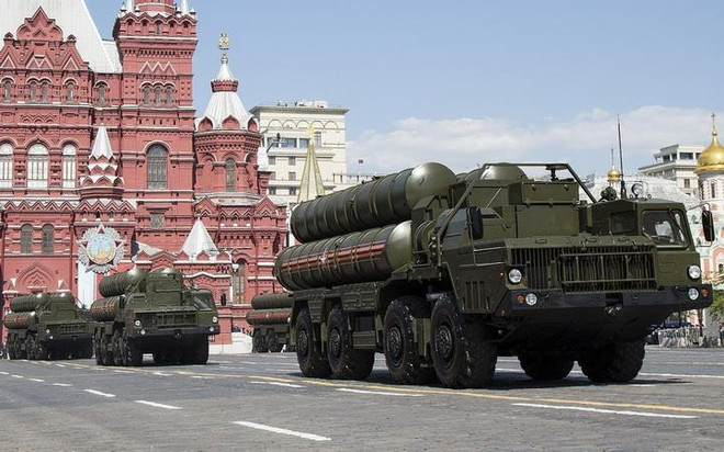 Hệ thống tên lửa phòng không S-300 của Nga. (Ảnh: AP/TTXVN) Chuyên gia Nga giải thích về tổ hợp S-300 tại Venezuela ảnh 1