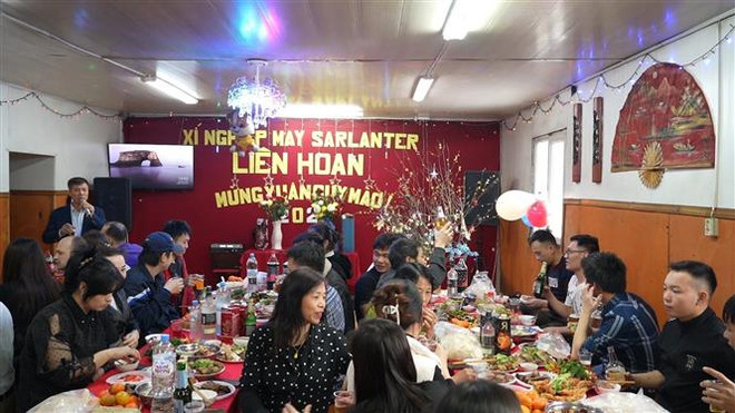 Công ty may Sarlanter thuộc tỉnh Vladimir tổ chức Tất niên cho anh chị em công nhân. (Ảnh: Duy Trinh/TTXVN) Tết đầm ấm của những người công nhân Việt Nam tại Liên bang Nga ảnh 3