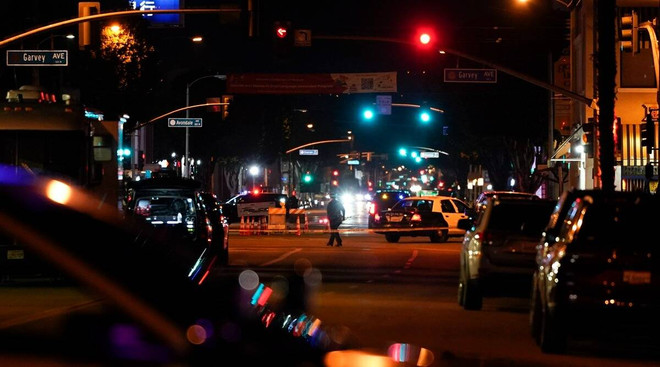 Cảnh sát phong tỏa hiện trường vụ xả súng. (Nguồn: AP) Mỹ: Vụ xả súng ở Los Angeles đã khiến 9 người thiệt mạng ảnh 1