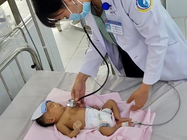 Phẫu thuật cứu sống bệnh nhi bị thoát vị cơ hoành bẩm sinh hiếm gặp ảnh 1