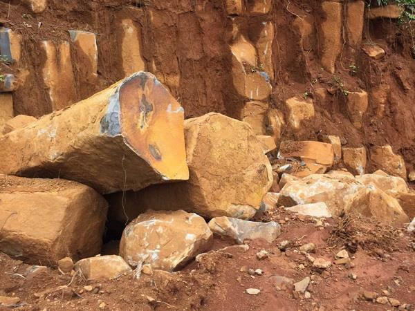 Điện Biên: Nổ mìn làm tảng đá hàng chục tấn lăn xuống Quốc lộ 279 ảnh 1