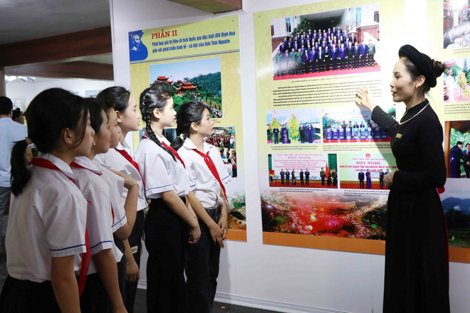 Học sinh huyện Định Hóa tham quan triển lãm. (Ảnh: Quân Trang/TTXVN) ttxvn_2604_ATK (2).jpg