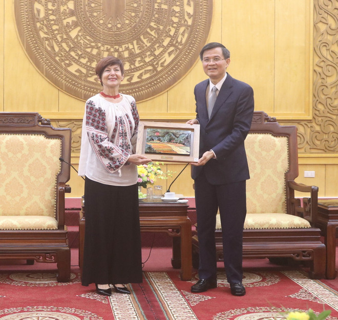 Bí thư Tỉnh ủy Ninh Bình Đoàn Minh Huấn tặng quà lưu niệm cho bà Simona-Mirela Miculescu. (Ảnh: Thùy Dung/TTXVN) ttxvn_2604_ninh binh unesco (1).jpg
