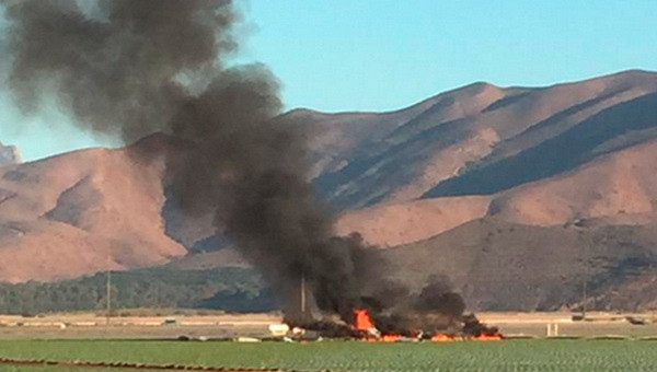 Hiện trường vụ rơi máy bay. (Nguồn: ktla.com) Máy bay chiến đấu Mỹ gặp nạn ở California, 1 người thiệt mạng ảnh 1