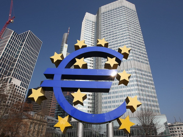Quang cảnh bên ngoài trụ sở của ECB tại thành phố Frankfurt am Main. (Nguồn: AFP/TTXVN) EU có thể yêu cầu các nước thành viên xem xét lại ngân sách 2015 ảnh 1