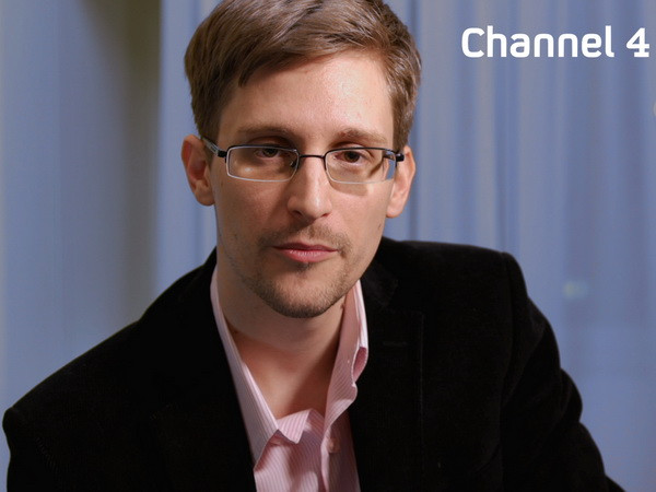 Cựu điệp viên Edward Snowden trong buổi ghi hình của Kênh 4 do Đài truyền hình Anh phát ngày 24/12/2013. (Nguồn: AFP/TTXVN) Nga lập giải thưởng báo chí điện tử mang tên Edward Snowden ảnh 1