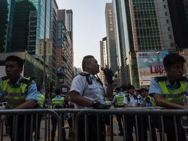 Hơn 1 triệu người Hong Kong ký tên ủng hộ lực lượng cảnh sát ảnh 1