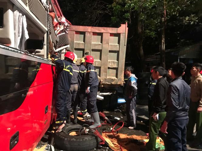 Cảnh sát cứu hỏa giải cứu 3 người bị mắc kẹt trong xe khách ảnh 2