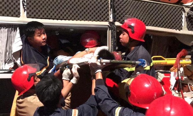 Cảnh sát cứu hỏa giải cứu 3 người bị mắc kẹt trong xe khách ảnh 1