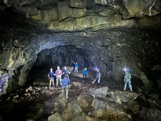 Đoàn chuyên gia công viên địa chất của UNESCO tham quan thực tế một số điểm trong hệ thống hang động núi lửa Đắk Nông. (Ảnh: TTXVN phát) TTXVN_1305congviendiachatDaknong2.jpg