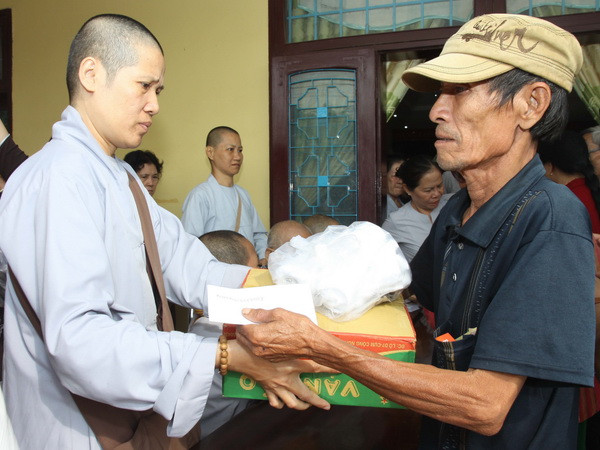 Bình Dương hỗ trợ các tỉnh miền Trung gần 8,5 tỷ đồng ảnh 1