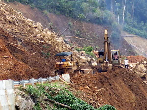 Điểm xung yếu ở đường Trường Sơn Đông chưa được thiết kế chống sạt lở ảnh 1