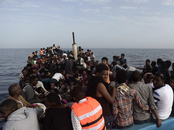 Hàng trăm người di cư bị chặn lại ở ngoài khơi bờ biển Libya ảnh 1