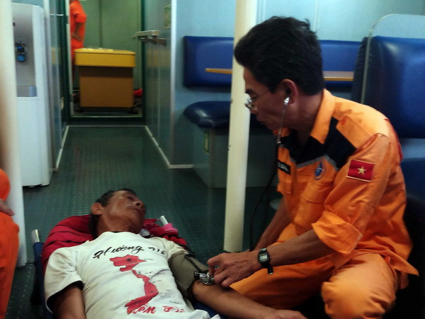 Cứu nạn kịp thời 4 thuyền viên bị kiệt sức do chìm tàu trên biển ảnh 1