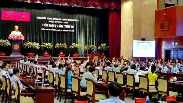 Các đại biểu biểu quyết thông qua Nghị quyết Hội nghị tại phiên bế mạc. (Ảnh: Thế Anh/TTXVN) Bí thư Thành ủy TP.HCM: Quản lý cán bộ qua hệ thống để không bị động ảnh 2