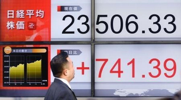 Bảng tỷ giá chứng khoán tại thủ đô Tokyo, Nhật Bản. (Nguồn: Kyodo/TTXVN) Chứng khoán toàn cầu đi lên nhờ số liệu về kinh tế Trung Quốc ảnh 1