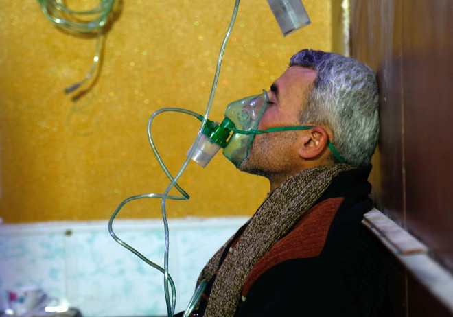 Người dân Syria được điều trị triệu chứng khó thở sau một vụ tấn công được cho là sử dụng vũ khí hóa học ở Douma (Syria). (Nguồn: AFP/ TTXVN) Tình báo Mỹ không xác định được nguồn gốc các mẫu thử ở Syria ảnh 1
