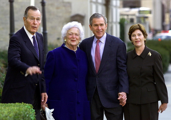 Cựu Tổng thống Mỹ George Herbert Walker Bush (trái), cựu Đệ nhất phu nhân Mỹ Barbara Bush (thứ 2, trái) cùng ông George W. Bush (thứ 2, phải) khi giữ chức Tổng thống Mỹ và Đệ nhất phu nhân Mỹ Laura tại Washington DC., ngày 26/1/2002. (Nguồn: AFP/TTXVN) Cựu đệ nhất phu nhân Mỹ Barbara Bush qua đời ở tuổi 92 ảnh 1