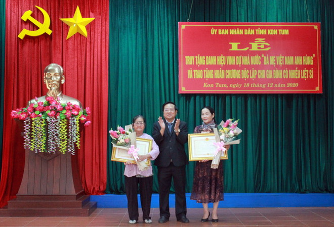 Trao tặng Huân chương Độc lập cho các gia đình có nhiều cống hiến ảnh 1