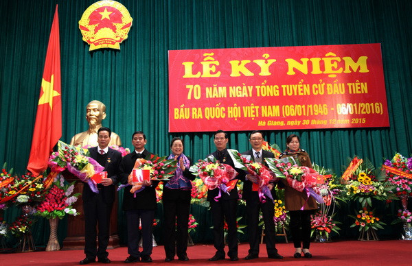 Phó Chủ tịch Quốc hội tiếp đại biểu Quốc hội Hà Giang các thời kỳ ảnh 1