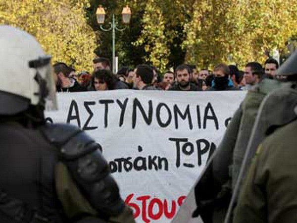 Cảnh sát Hy Lạp dùng hơi cay giải tán cuộc tuần hành của sinh viên ảnh 1