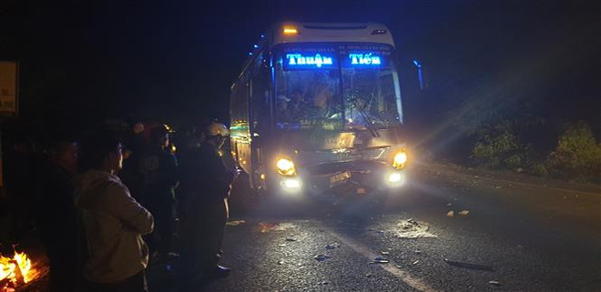 Va chạm với xe khách giường nằm, 3 người đi trên xe máy tử vong ảnh 1