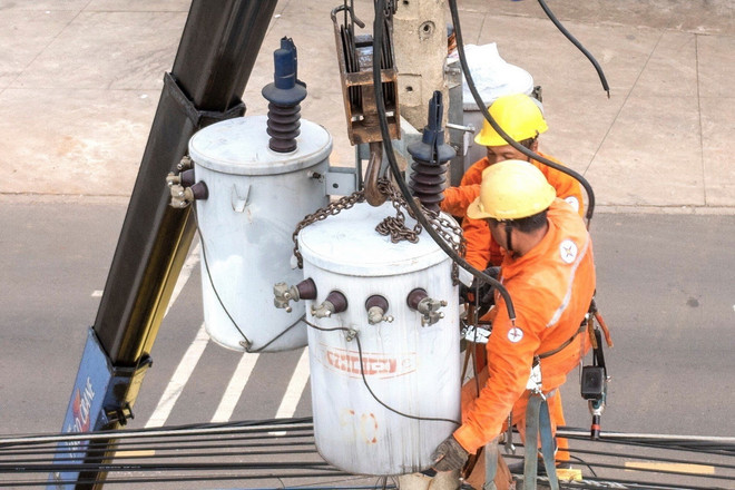Nhân viên điện lực Đồng Nai tiến hành bảo trì, bảo dưỡng đường dây và trạm biến áp đảm bảo cung ứng điện mùa khô. (Ảnh: TTXVN phát) ttxvn_1504_EVN (3).jpg