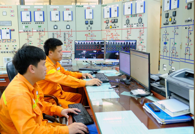 Công nhân điều khiển tại trạm biến áp 500kV Nghi Sơn. (Ảnh: TTXVN phát) ttxvn_1504_EVN (2).jpg