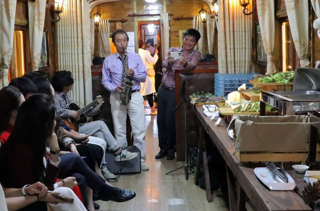 ttxvn_1504_xe lua dem da lat (7).jpg