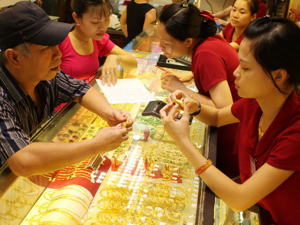 Chênh lệch giá vàng trong nước và thế giới lại lên 4,5 triệu đồng ảnh 1