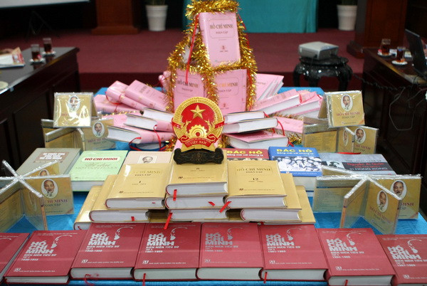 Lần đầu tác phẩm "Hồ Chí Minh toàn tập" được dịch sang tiếng Lào ảnh 1