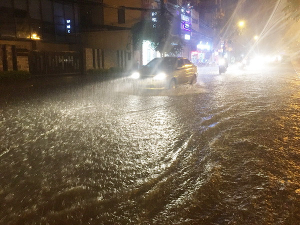 Sau cơn mưa lớn bất ngờ, nhiều phố ở Hà Nội lại biến thành 'sông' ảnh 1