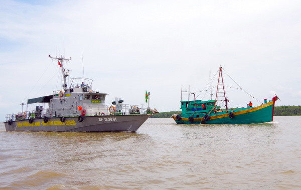 Bắt quả tang hai tàu cá vận chuyển dầu trái phép trên biển ảnh 1