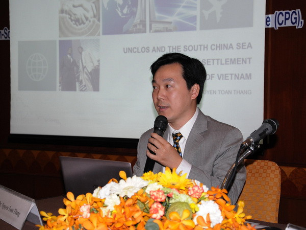 Tiến sỹ Nguyễn Toàn Thắng, Phó Giám đốc Viện Luật so sánh, Đại học Luật Hà Nội trình bày tham luận. (Ảnh: Quang Thuận/Vietnam+) Biển Đông - thách thức quan trọng nhất của hòa bình châu Á-TBD ảnh 2