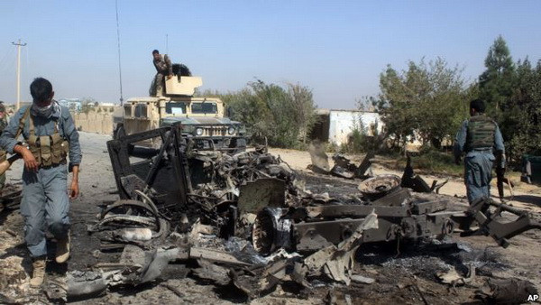 Hiện trường một vụ không kích phiến quân Taliban của quân đội Mỹ tháng 10/2015. (Nguồn: AP) Mỹ không kích Taliban lần đầu sau khi mở rộng can dự tại Afghanistan ảnh 1