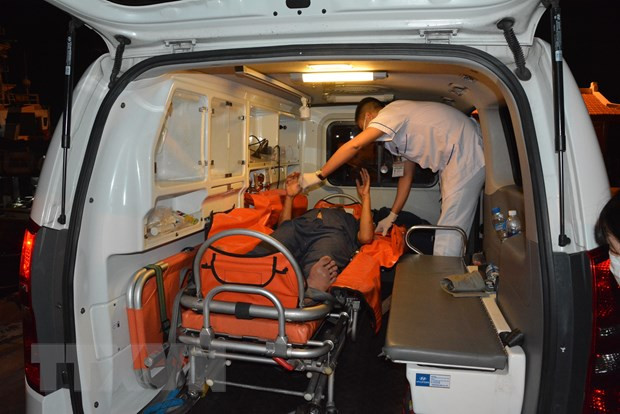 Đưa hai bệnh nhân nguy kịch từ Cù Lao Chàm vào bờ để điều trị ảnh 1