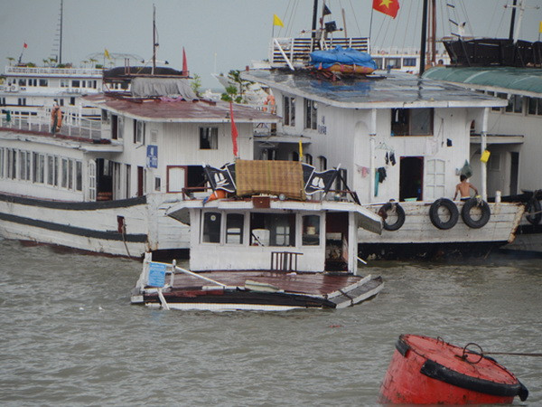 Lại một tàu chở khách tham quan Vịnh Hạ Long bị sóng đánh chìm ảnh 1