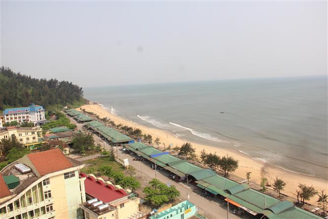 Khu du lịch biển Thiên Cầm chuẩn bị khởi động mùa du lịch 2023. (Ảnh: Hoàng Ngà/TTXVN) Hà Tĩnh xây dựng nhiều chương trình đón mùa du lịch biển 2023 ảnh 1