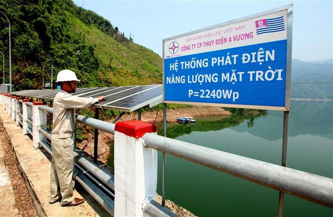 Hệ thống phát điện năng lượng Mặt Trời được lắp đặt trên đập tràn công trình thủy điện A Vương (Quảng Nam). (Ảnh: Ngọc Hà/TTXVN) Bảo vệ Trái Đất "ngôi nhà chung của nhân loại" khỏi ô nhiễm ảnh 2
