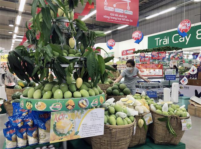 Sản phẩm Xoài được bày bán trong khuôn khổ “Tuần hàng Xoài Đồng Tháp” từ nay đến ngày 7/5 tại trung tâm MM Mega Market An Phú, thành phố Thủ Đức, Thành phố Hồ Chí Minh. (Ảnh: Mỹ Phương/TTXVN) Bùng nổ Tuần hàng nông sản, thực phẩm tại các siêu thị ở TP.HCM ảnh 2