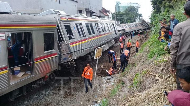 Tàu hỏa trật đường ray tại Indonesia, hàng chục người bị thương ảnh 1