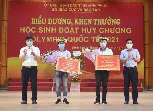 Phó Chủ tịch UBND tỉnh Vĩnh Phúc Vũ Việt Văn trao thưởng cho 2 học sinh đoạt huy chương Olympic quốc tế năm 2021. (Ảnh: Nguyễn Thảo/TTXVN) Vĩnh Phúc: Khen thưởng 2 học sinh đoạt huy chương Olympic quốc tế 2021 ảnh 1