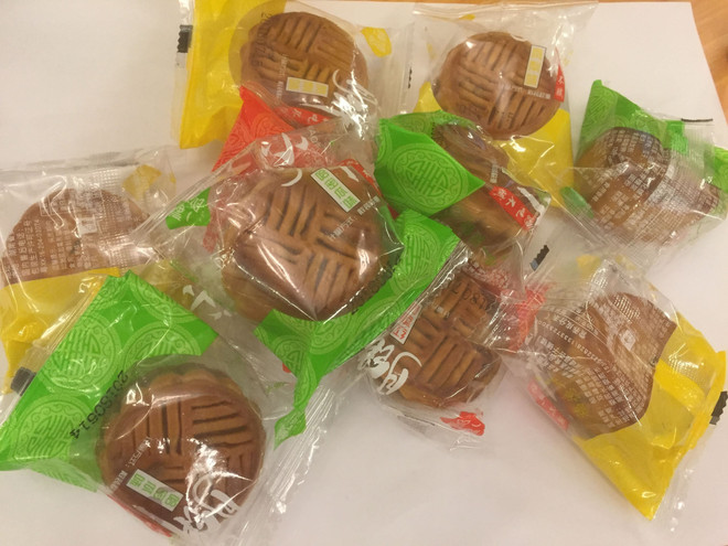 Bánh Trung Thu nhập khẩu giá siêu rẻ ngập tràn thị trường ảnh 1