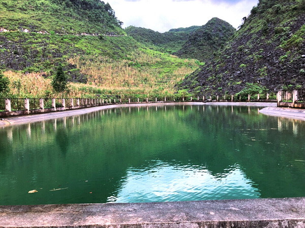 Đôi vợ chồng cứu 2 em nhỏ trượt chân xuống hồ, cả 4 cùng đuối nước ảnh 1