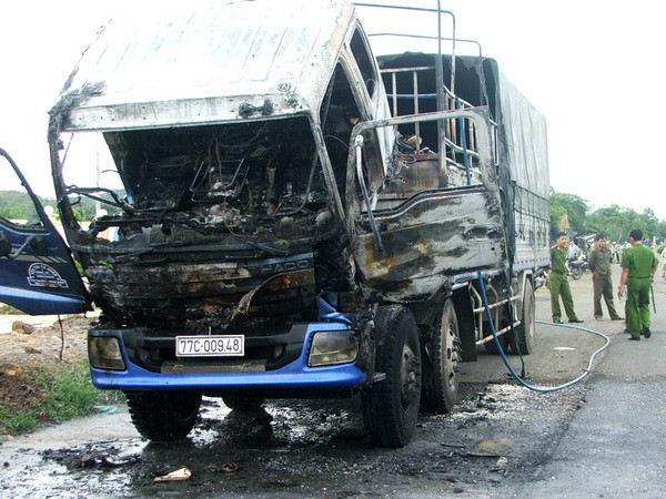 Phú Yên: Xe tải chở phế liệu đột ngột bốc cháy giữa đường ảnh 1