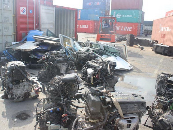 Phát hiện hàng chục động cơ ôtô cấm trong lô hàng quá cảnh ảnh 1