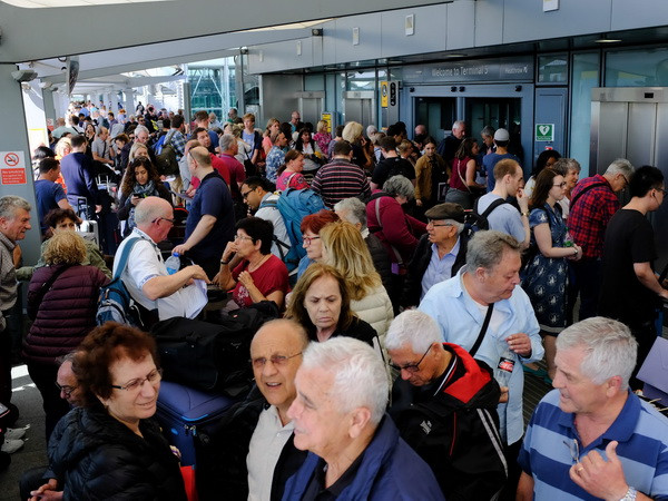 Hàng nghìn hành khách hỗn loạn tại hai sân bay lớn ở London ảnh 1